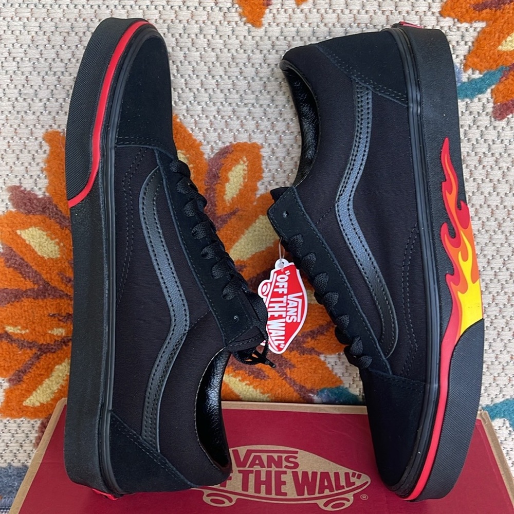 Vans WMNS Old Skool
(Flame Wall) Black/Black
VN0A38G1Q8Q
Sneakers